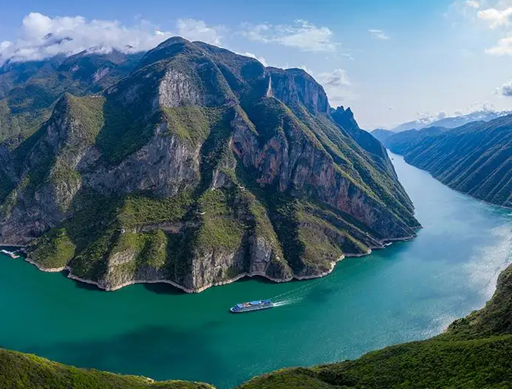 长江全长6397km,比黄河5464km长900余公里,在世界大河长度仅次于非洲