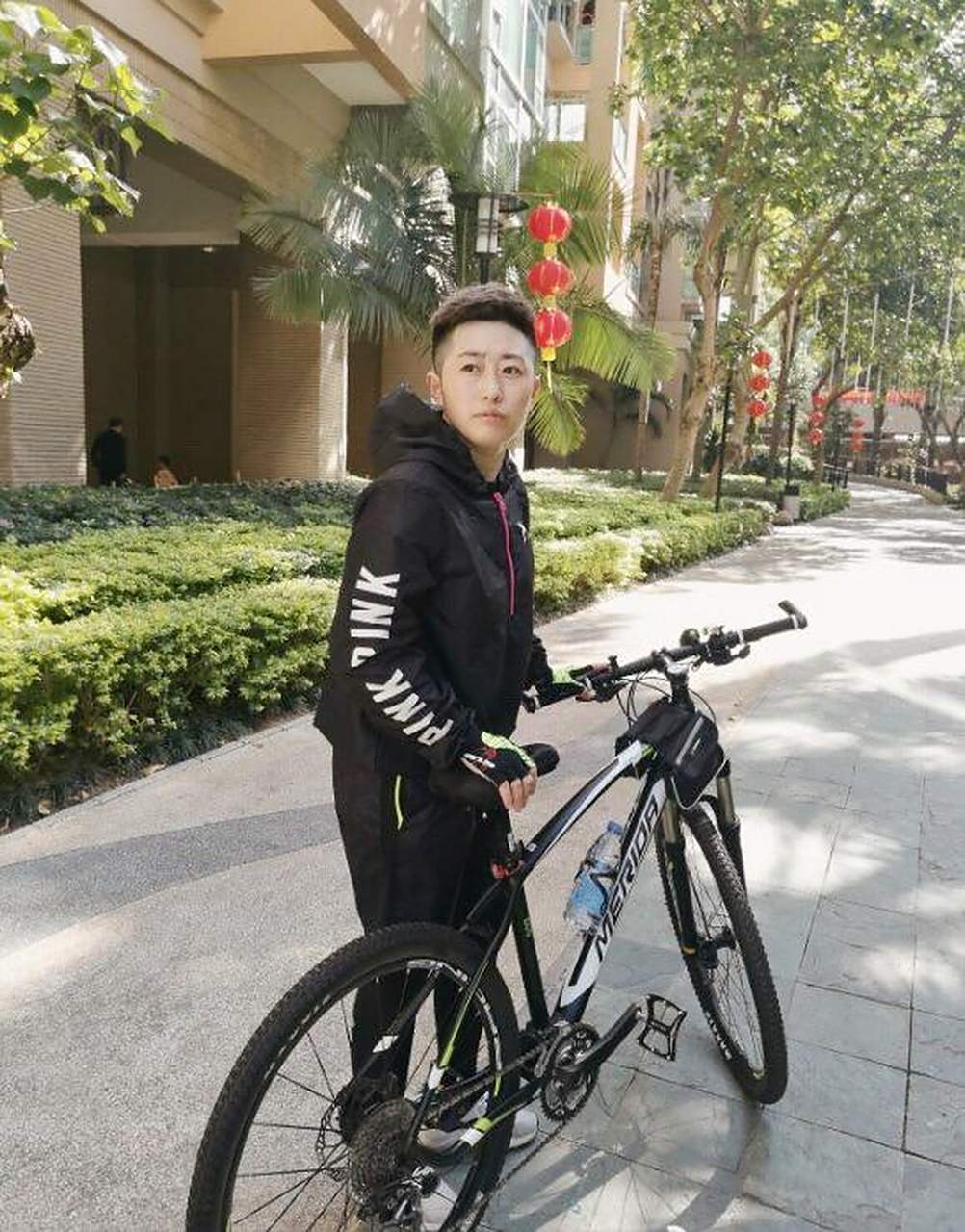 羽毛球奥运冠军于洋:运动生涯悲情,退役卖衣服,2022年11月,于洋已经