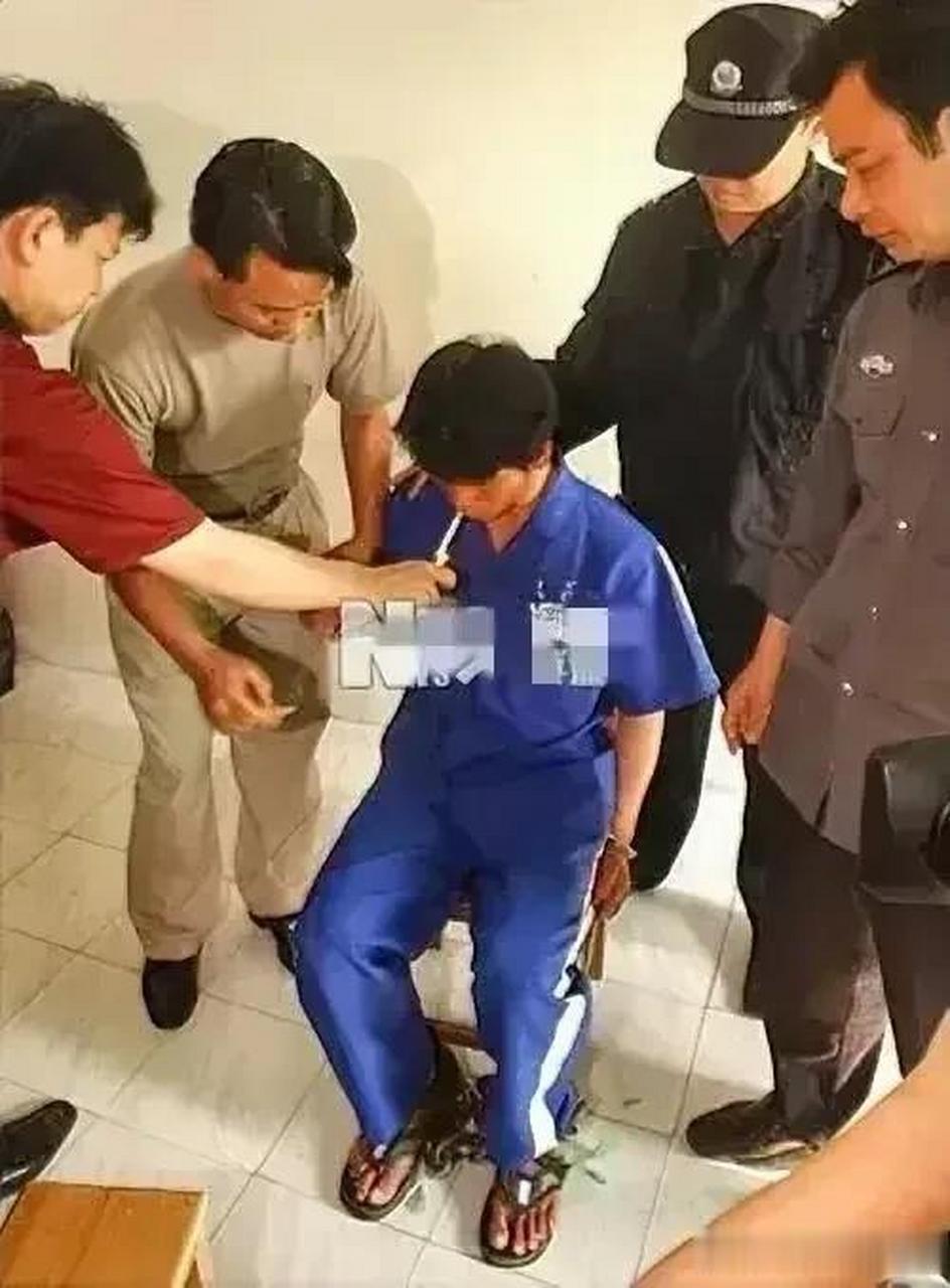 2004年,三亚看守所,蓬头垢面的马加爵,镜头中的他戴