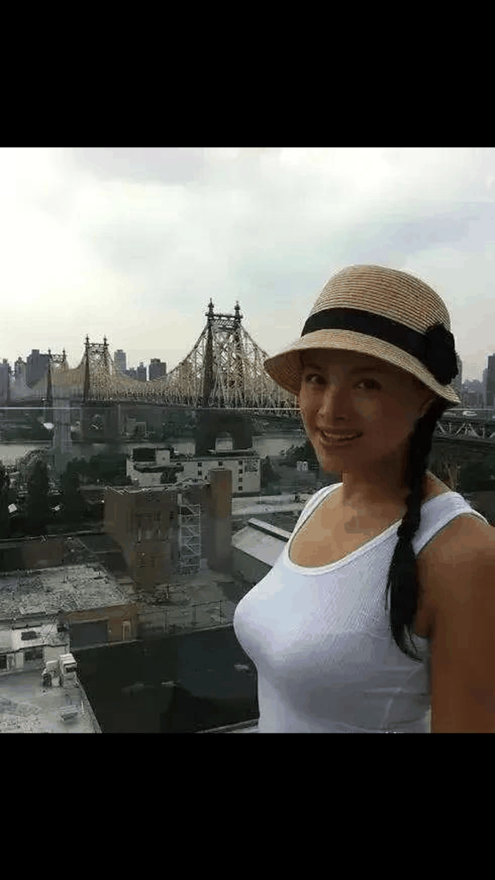 gif创作人# 著名演员石兰与外国老公在国外海边的浪漫约会,55岁的