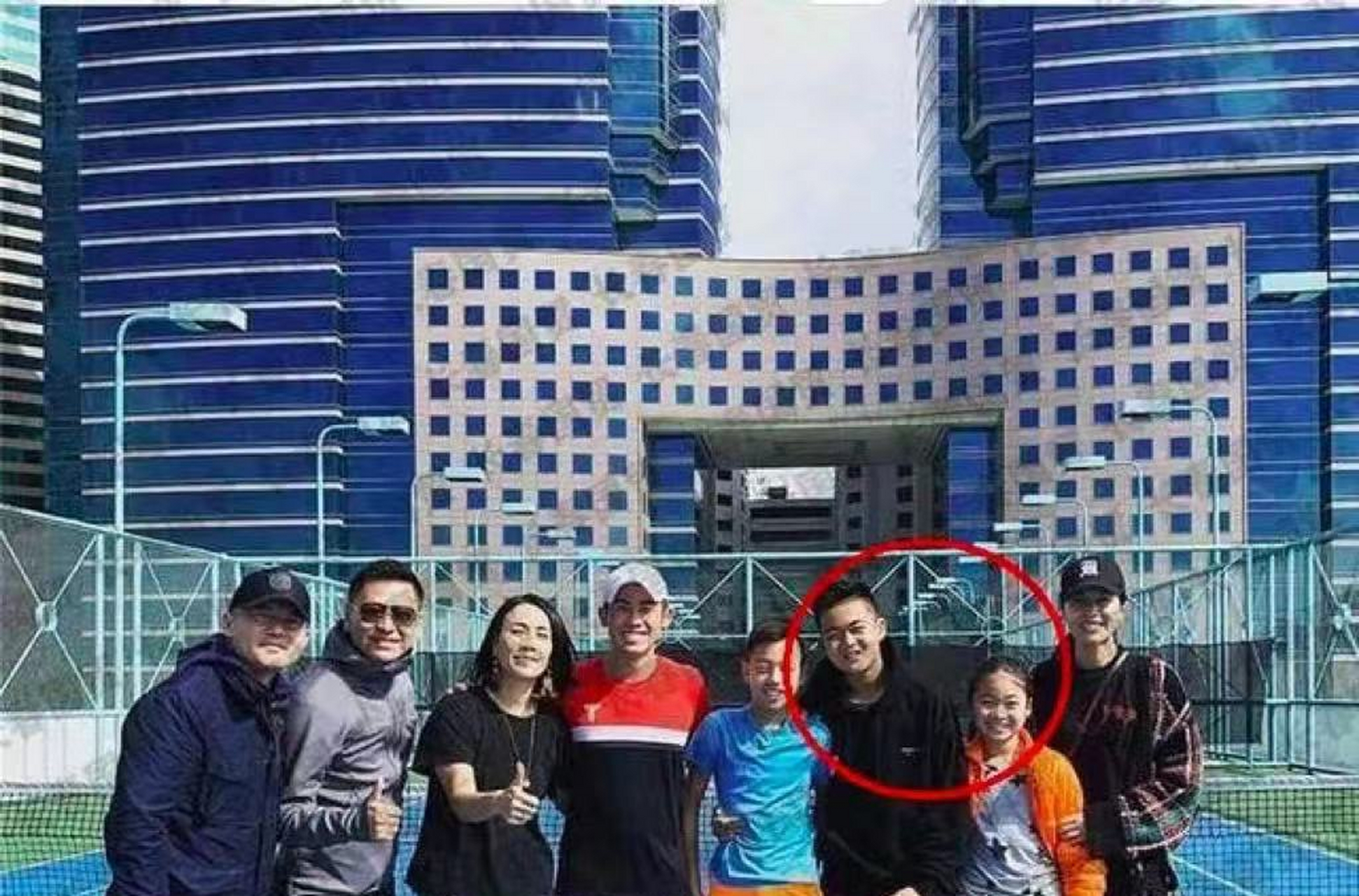 52岁高峰庆生晒全家福!紧搂老婆秀恩爱,怀抱小男孩似那英儿子