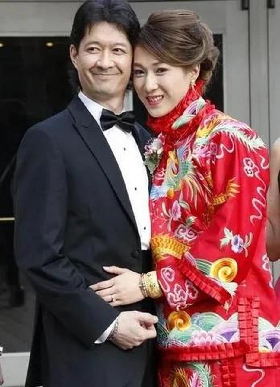 gif创作人# 钟嘉欣与老公,儿女一家四口的合影,一家四口都是长头发