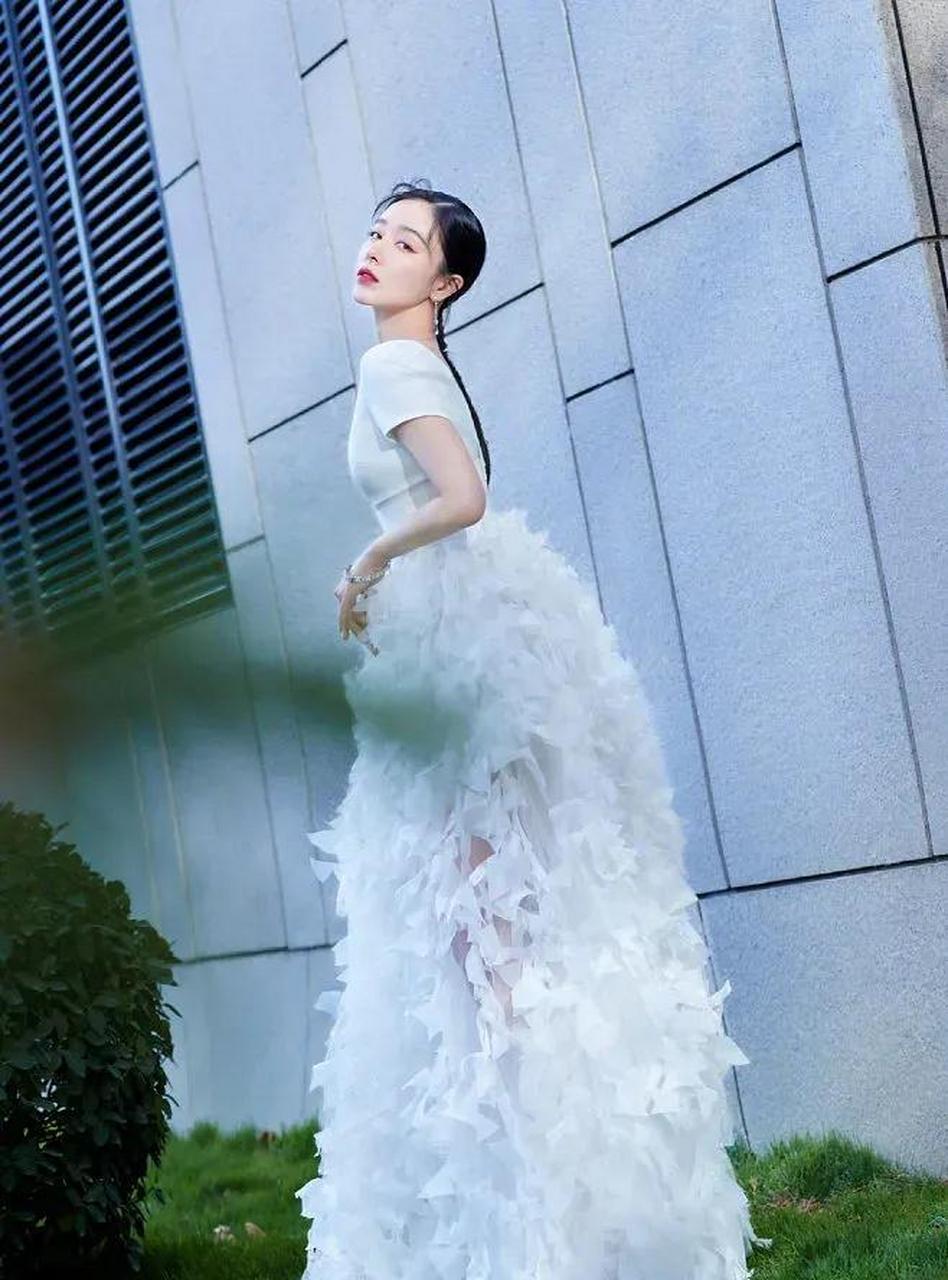 清纯甜美的阚清子,长裙飘飘很动人!