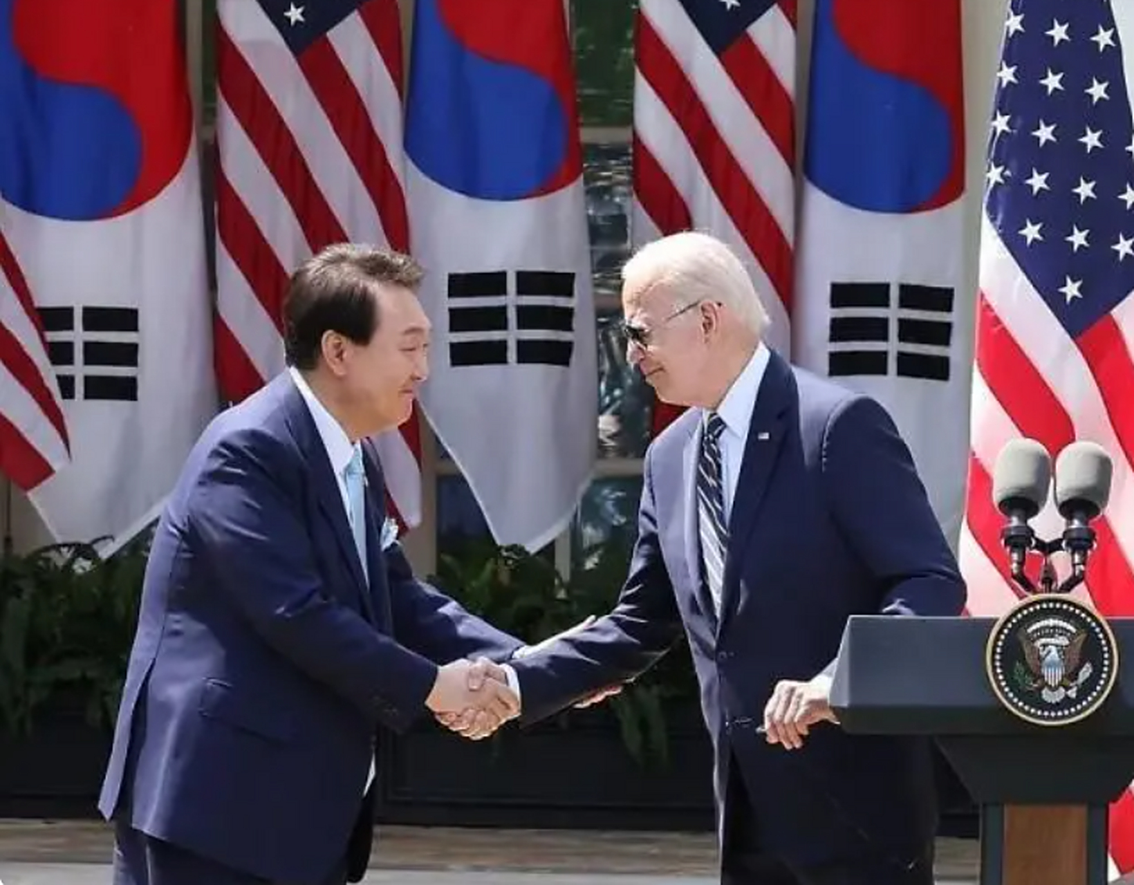 近年来,朝鲜半岛局势紧张,美国与韩国之间的关系也日益密切.