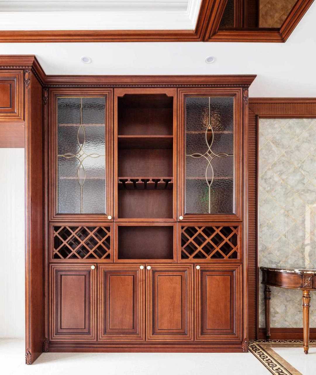 酒柜可谓定制木作集大成者异形造型,功能性五金,装饰玻璃