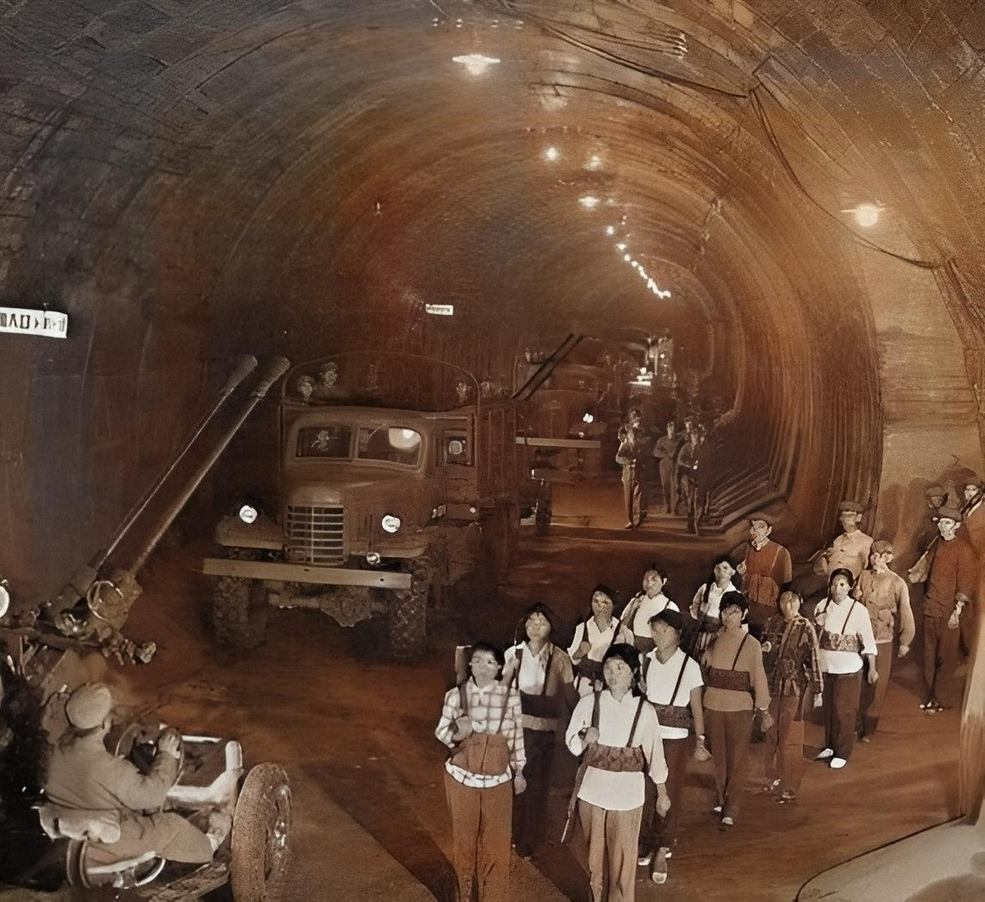 据说仅上海就有数千个防空洞,全国有数万个防空洞.