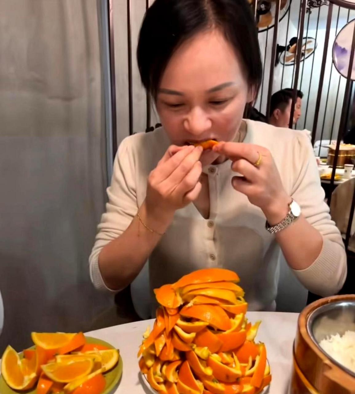 这位美女吃橙子的样子真让我佩服!