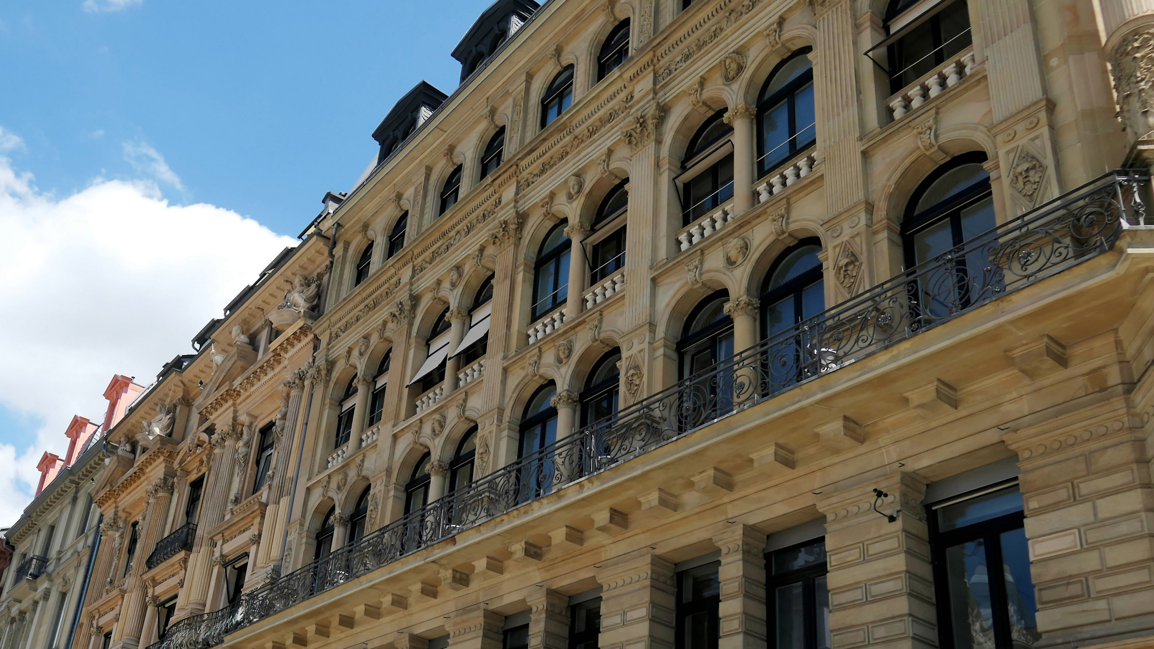 法兰克福,全名为美因河畔法兰克福(frankfurt am main),以区别于德国