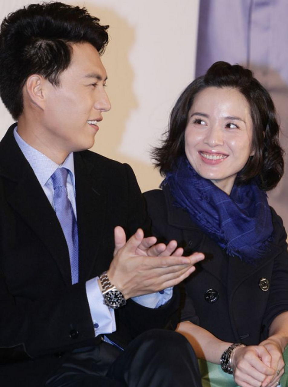 靳东和妻子李佳同框,好甜蜜