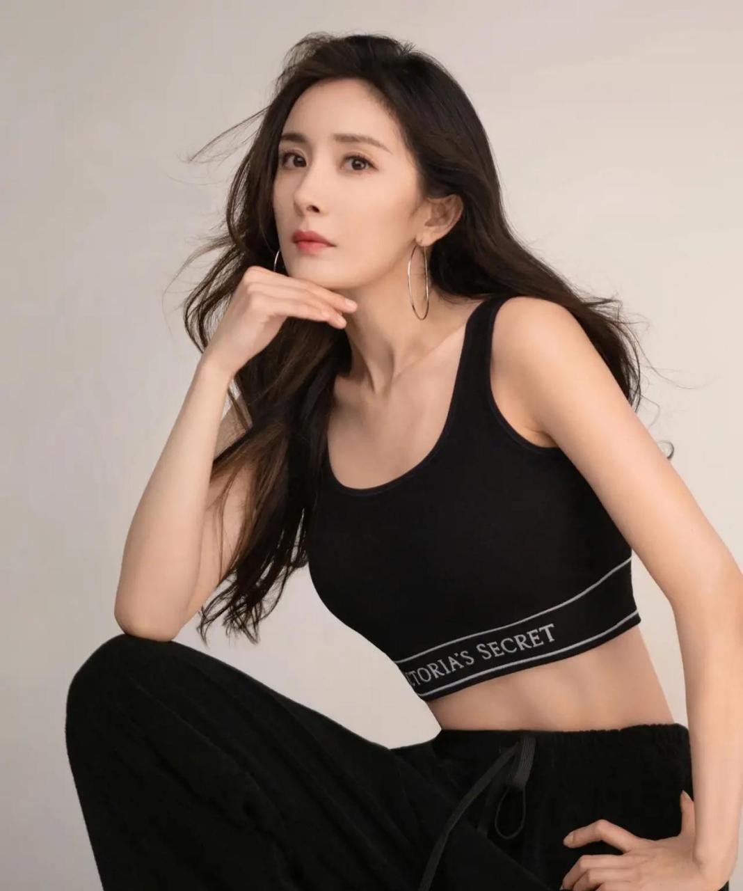 杨幂的身材一级棒,内衣代言写真照充分展示了大幂幂的细腰,丰胸,大