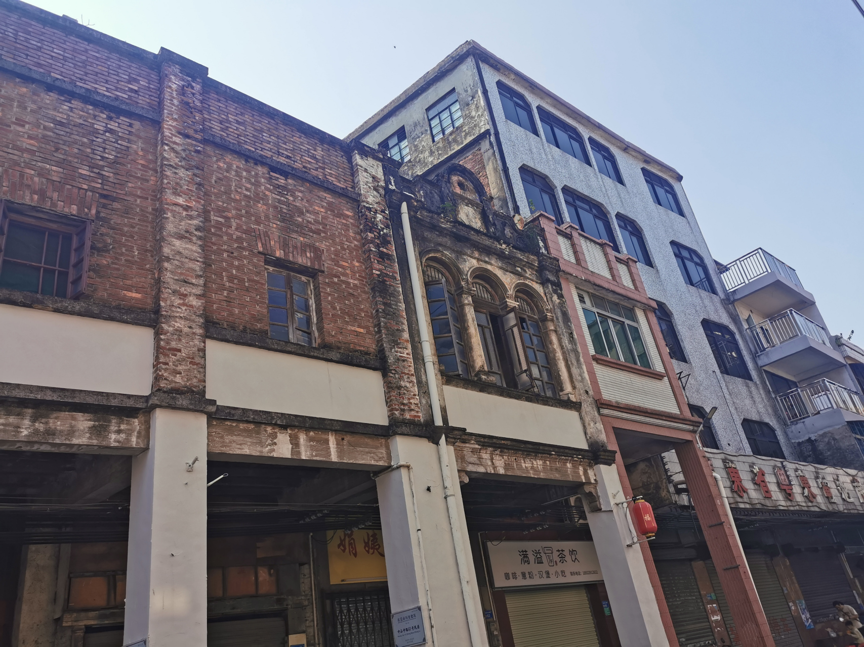 中山路有一条古街,街边两侧为骑楼建筑,这些建筑有年头,应该是民国时