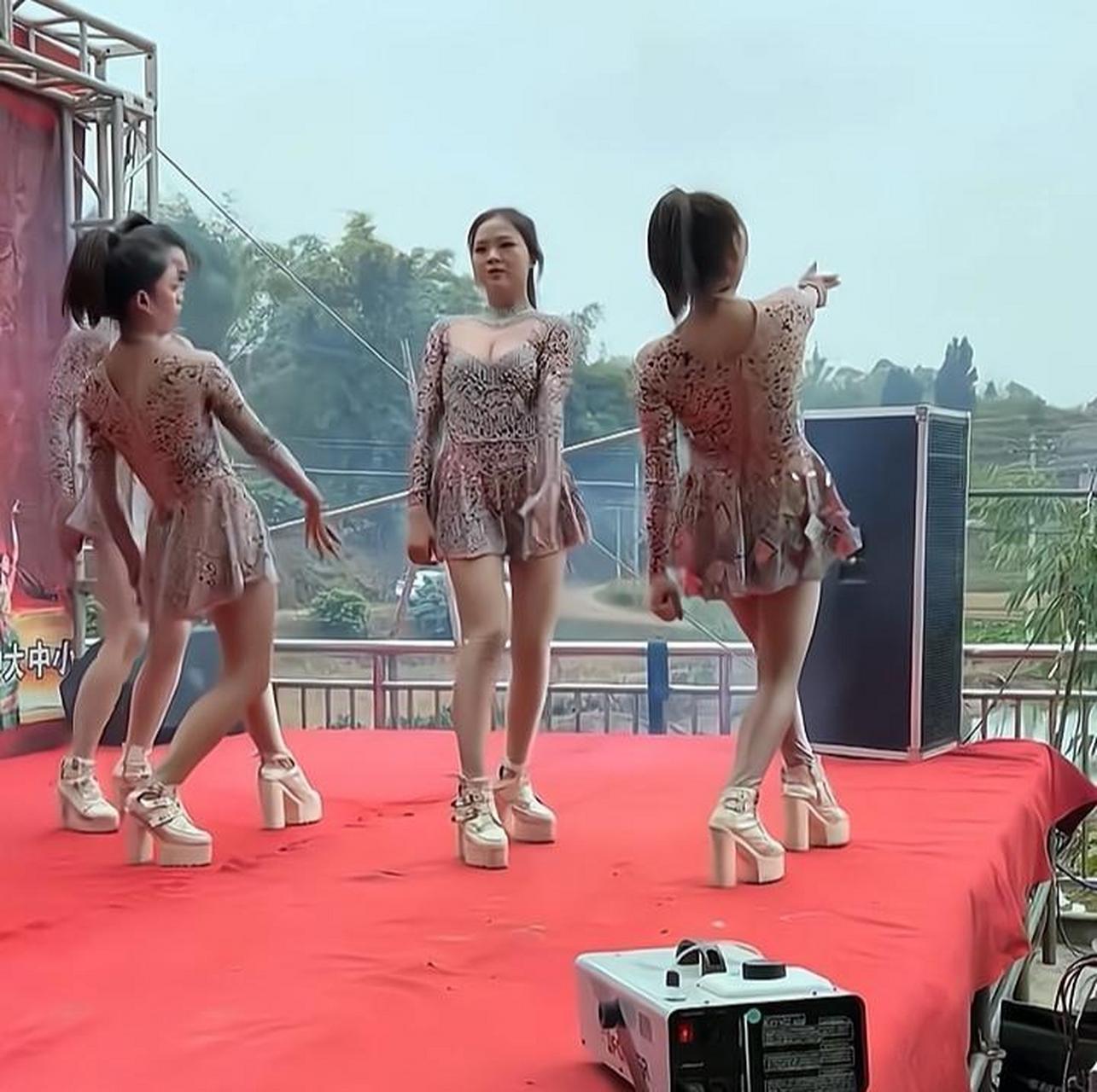 草台班子为了吸引人气,一开始就亮出了压箱底的节目,4名年轻女子穿着