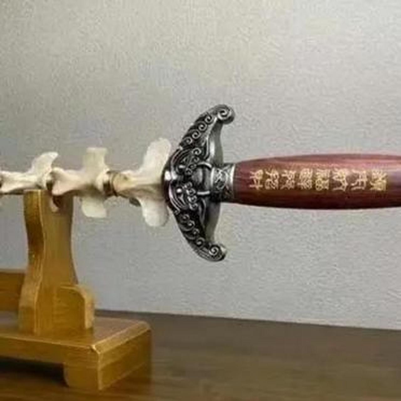 朋友家里一把骨头做的剑,也不知道是什么动物的