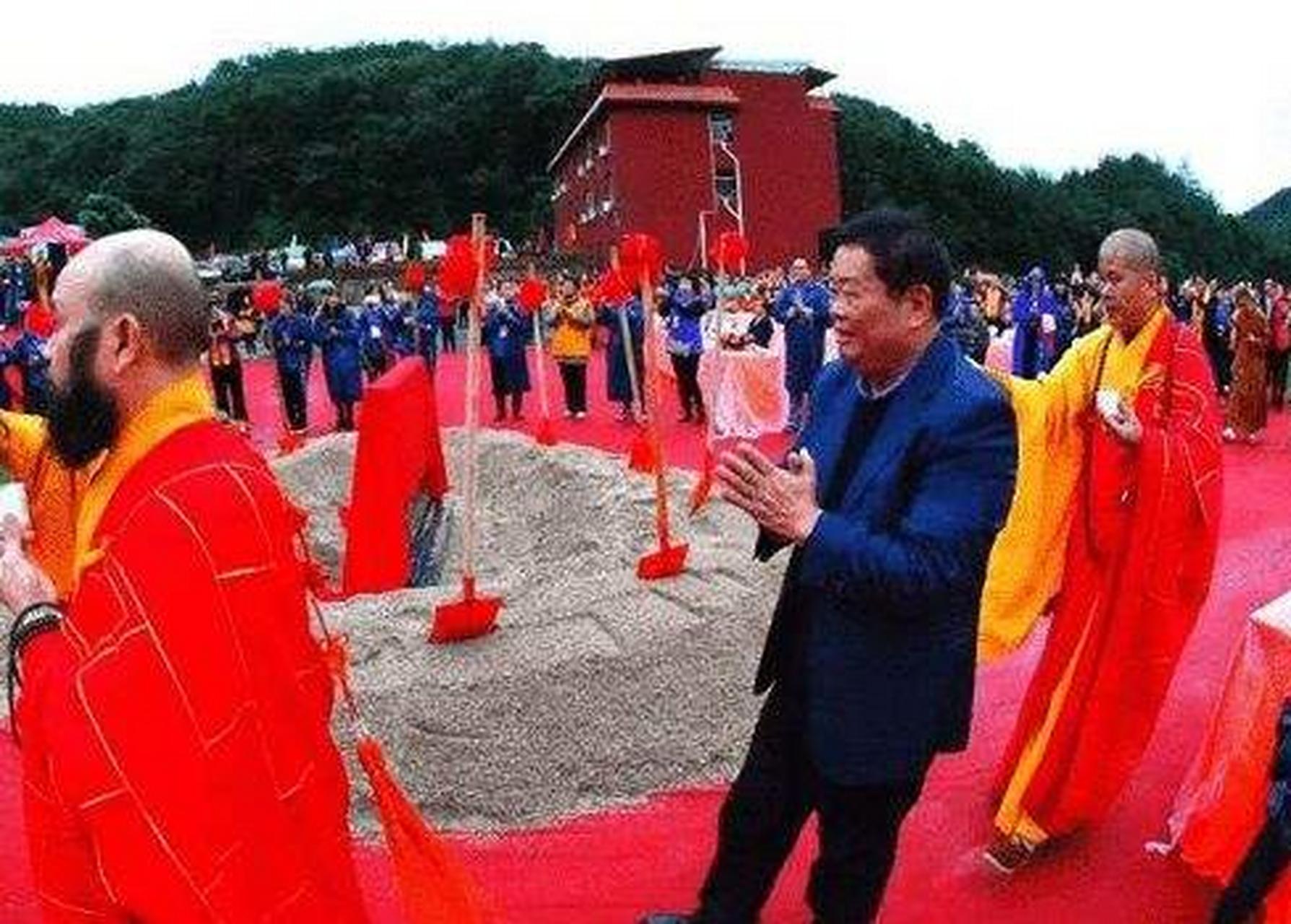 2016年王石邀请好友曹德旺到万福寺,没想到寺庙已经破旧不堪.