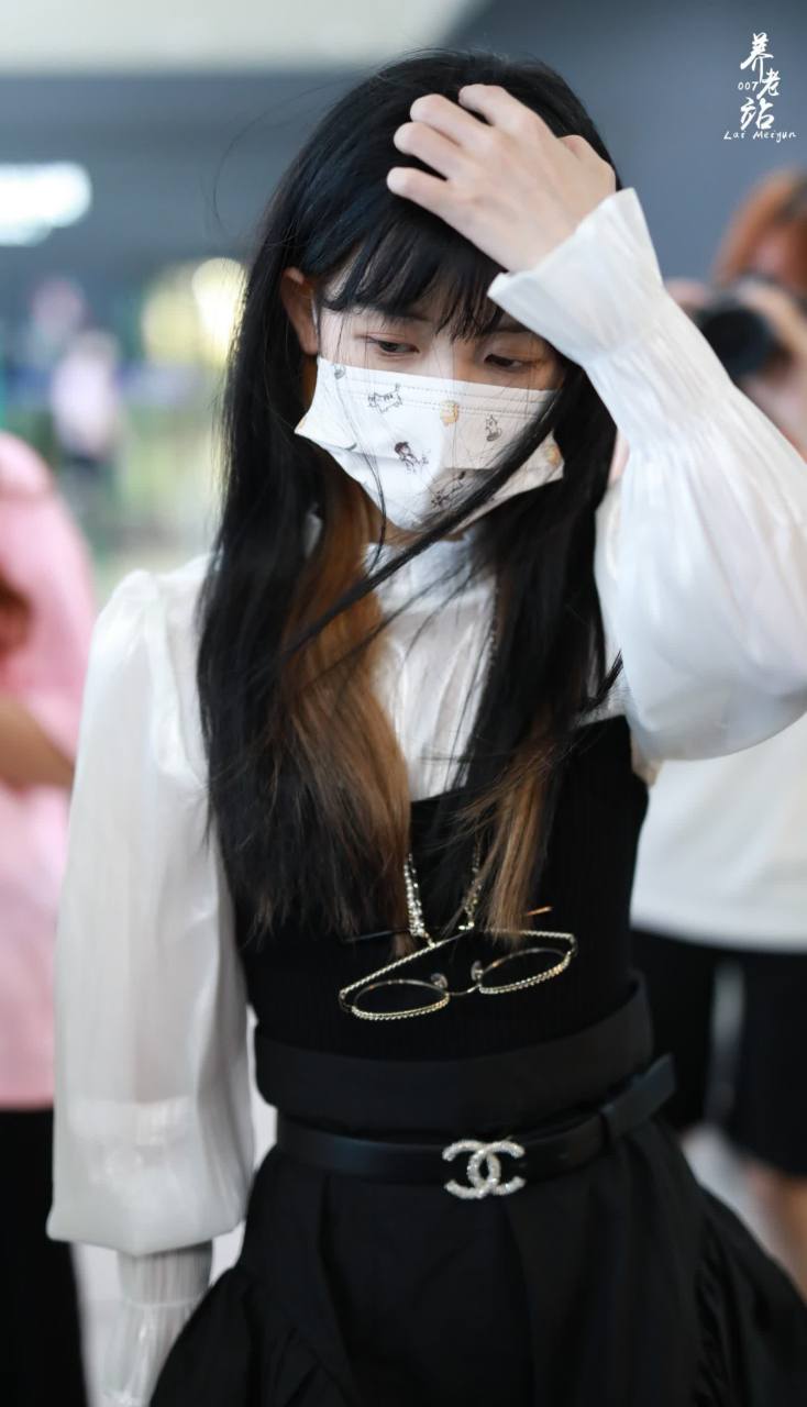 赖美云的机场餐照分享,木耳拼接衬衫搭配花蕾蛋糕裙,脚上一双马蹄袜和