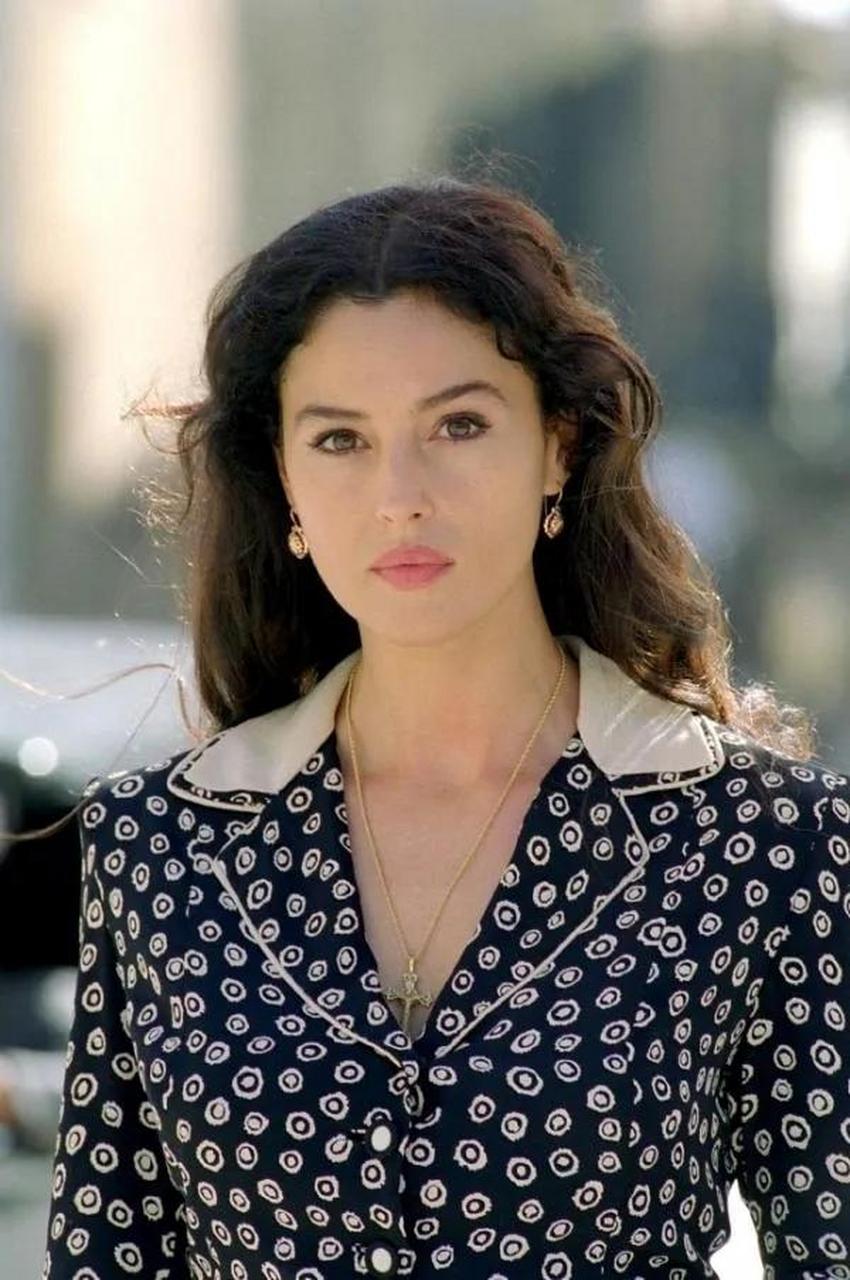 莫妮卡贝鲁奇的超模女儿,五官精致立体,比"球花"妈妈更有精灵气.