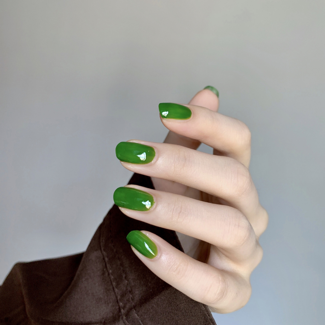 纯粹翡翠绿色系美甲 这样一款绿色系美甲 真的只需看一眼就足够爱上了
