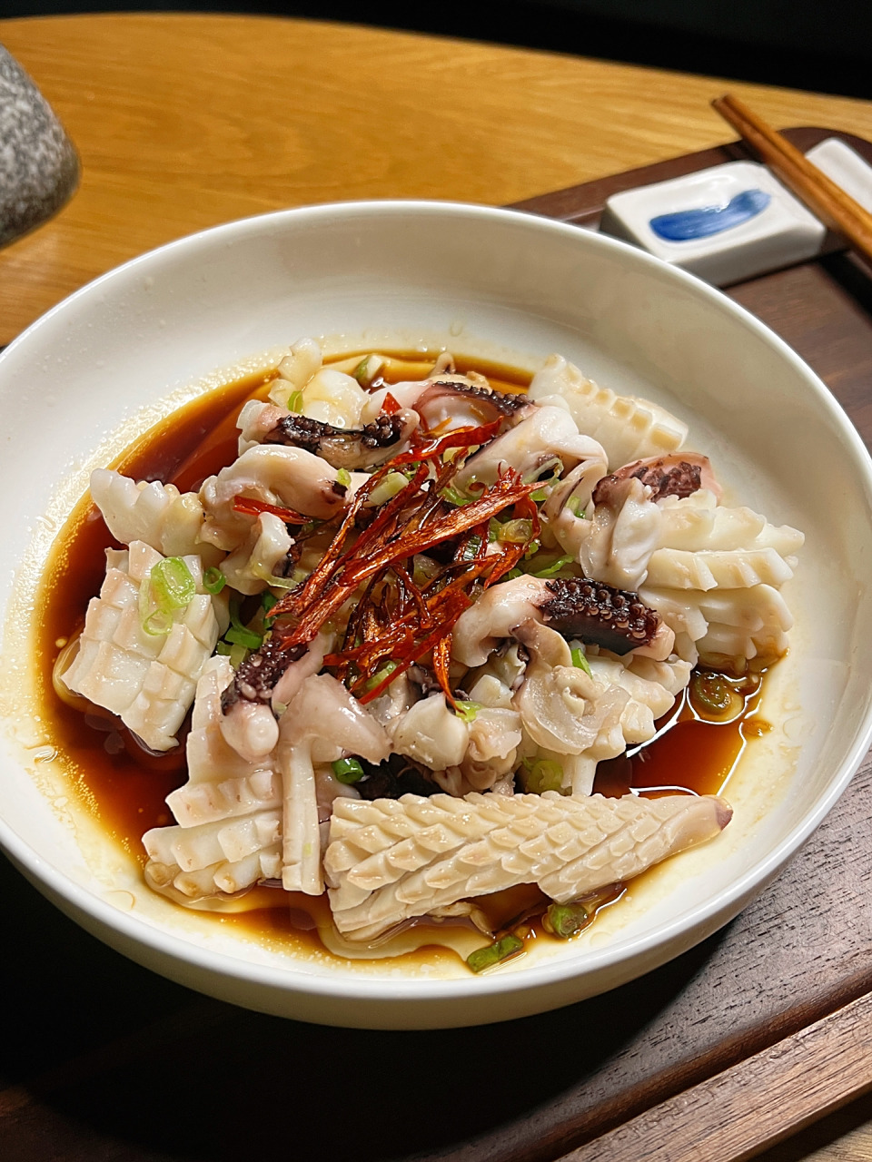 q弹爽滑一看就会的白灼鱿鱼 做法: 1,鱿鱼处理干净,去掉内脏,眼睛