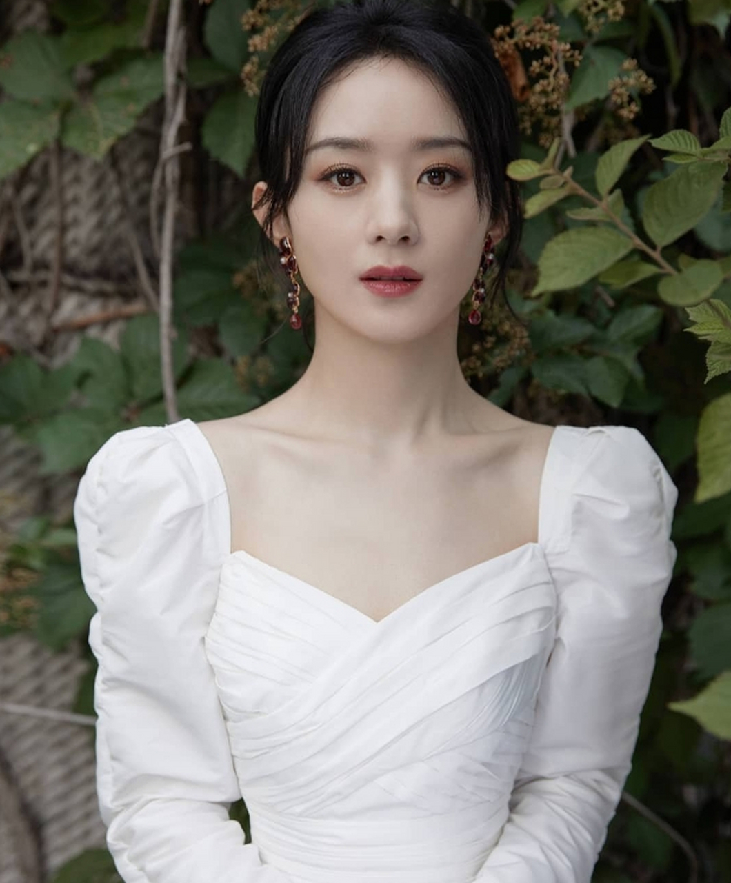 甜美优雅,清纯妩媚的#赵丽颖# 身穿白色连衣裙,尽显曼妙身姿,明媚皓齿