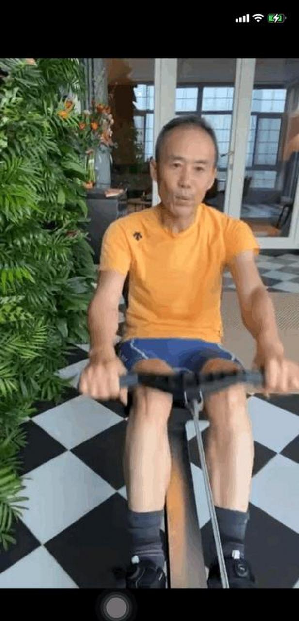 gif创作人# 王石按照田朴珺制定的健身计划,每天都坚持锻炼,70岁等怂