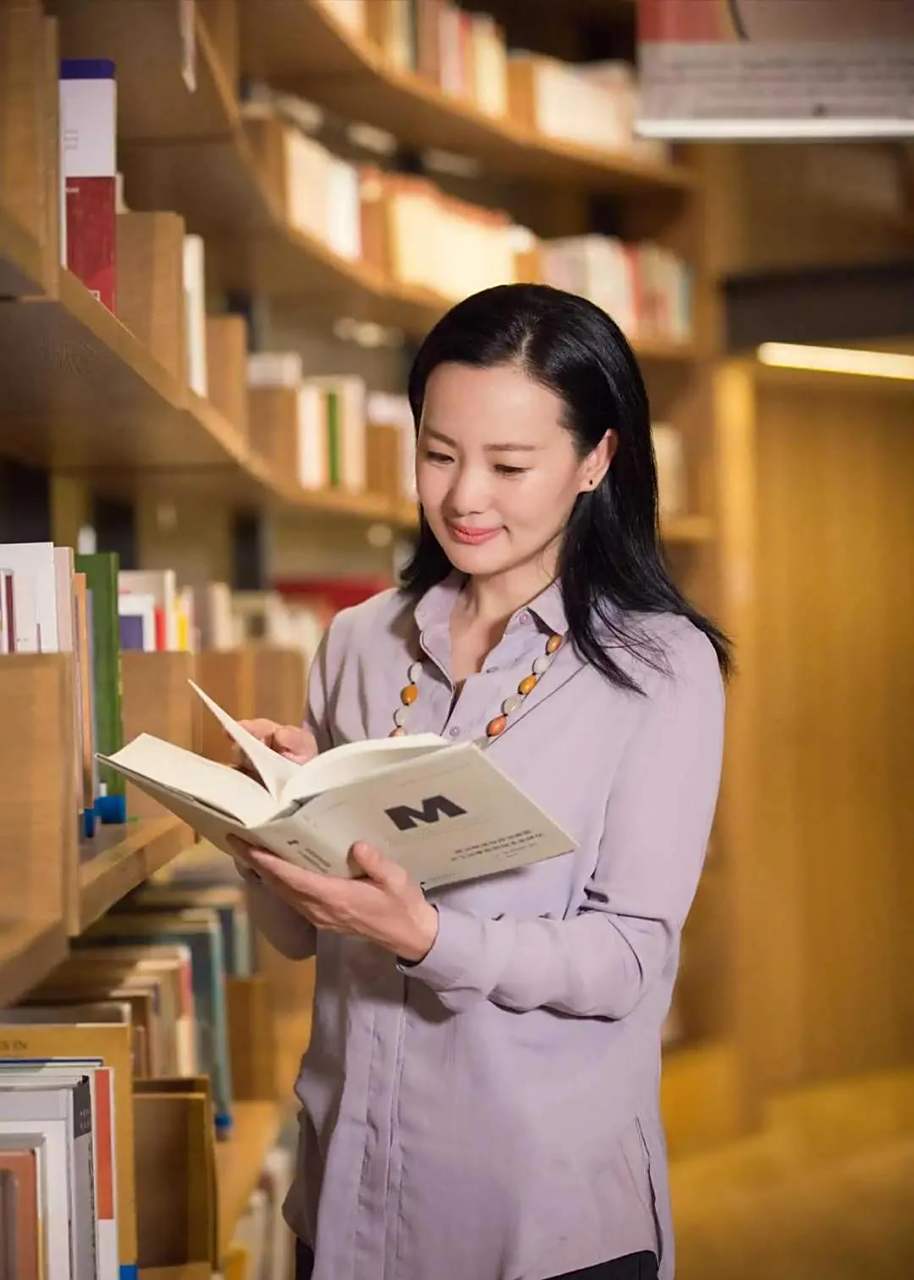 咏梅在社交平台上晒出自己年轻时候的照片,配文感叹:"回看自己,也有过