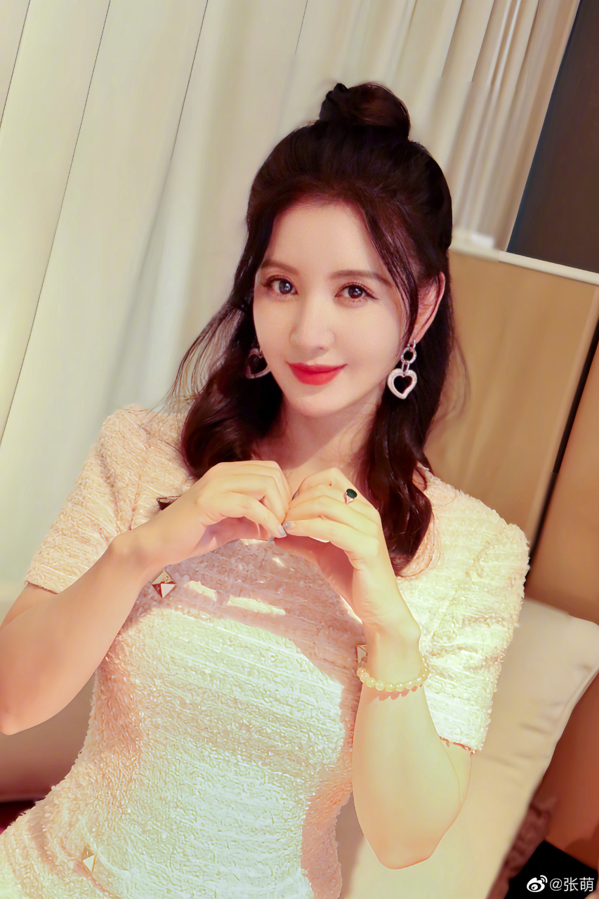 张萌身着白色短裙,将又长又白又好看的美腿展示的淋漓尽致.