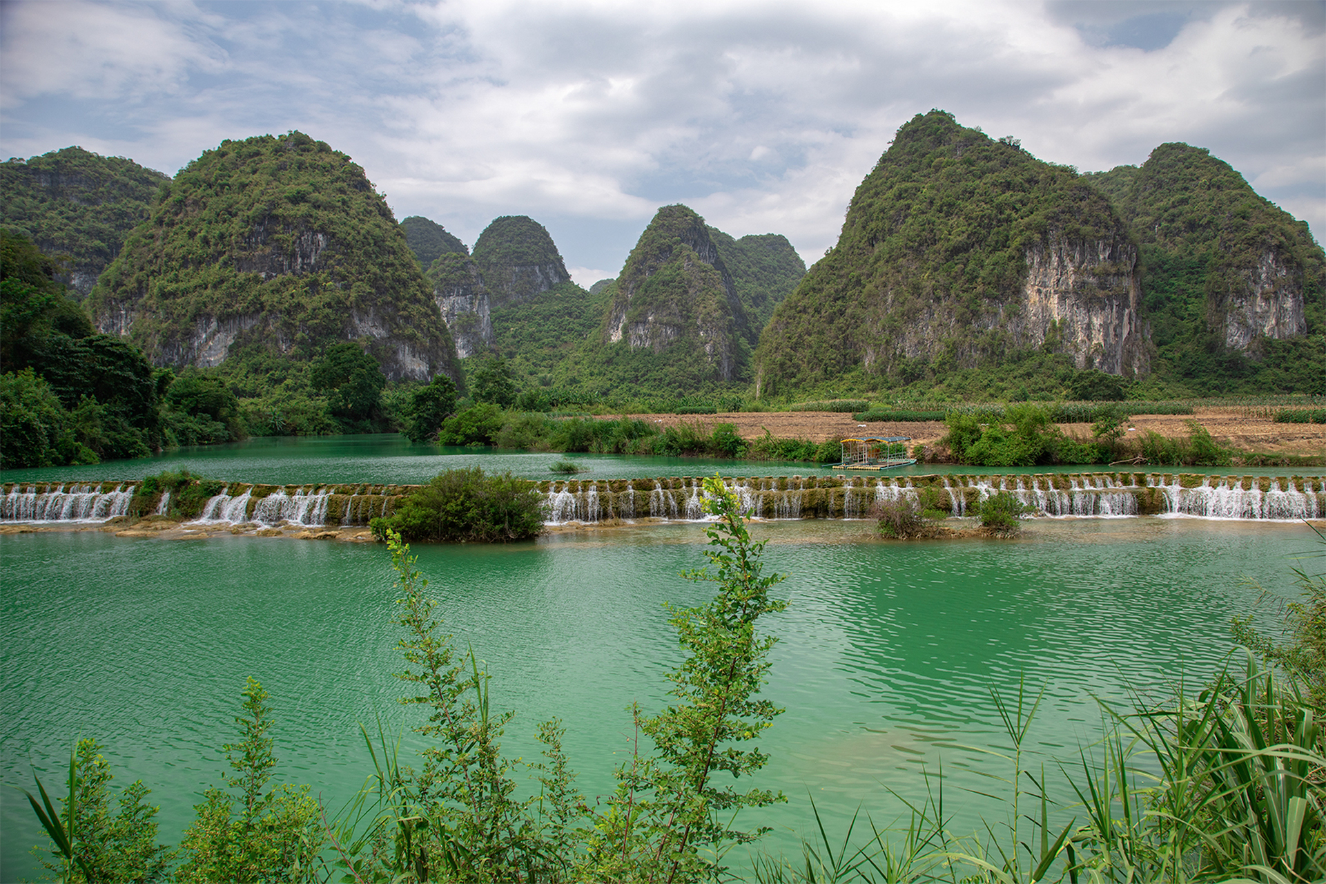 这里地处隆安县境内,与南宁市相距约130公里;这里河水清澈,水坝建筑