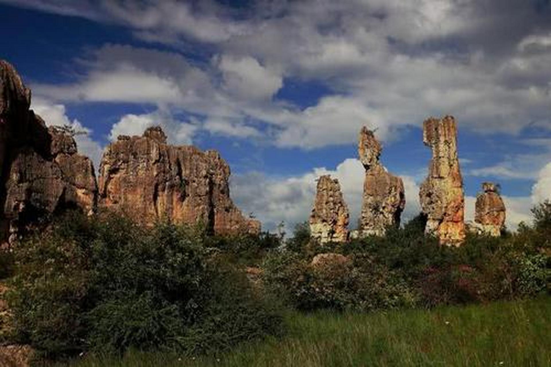 海南鬼山是黎族禁地,这里的每一块岩石都像一把宝剑一样,守卫着世代