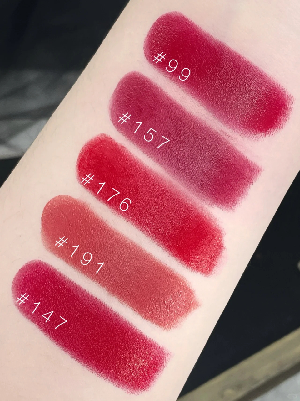 附手臂试色图 香奈儿新品限定系列太太太绝了 炫亮魅力系列唇膏的浮雕