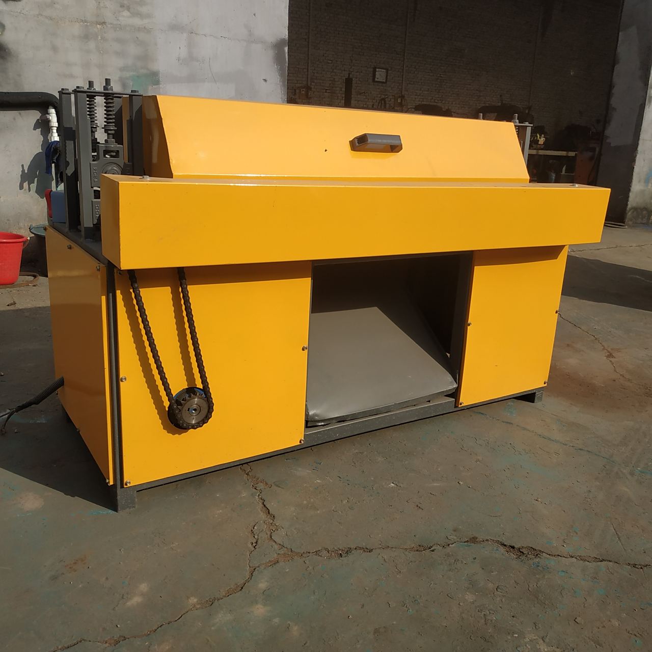 小型钢筋除锈机螺纹钢筋除锈抛光#钢筋除锈机# #螺纹钢除锈机# #螺纹