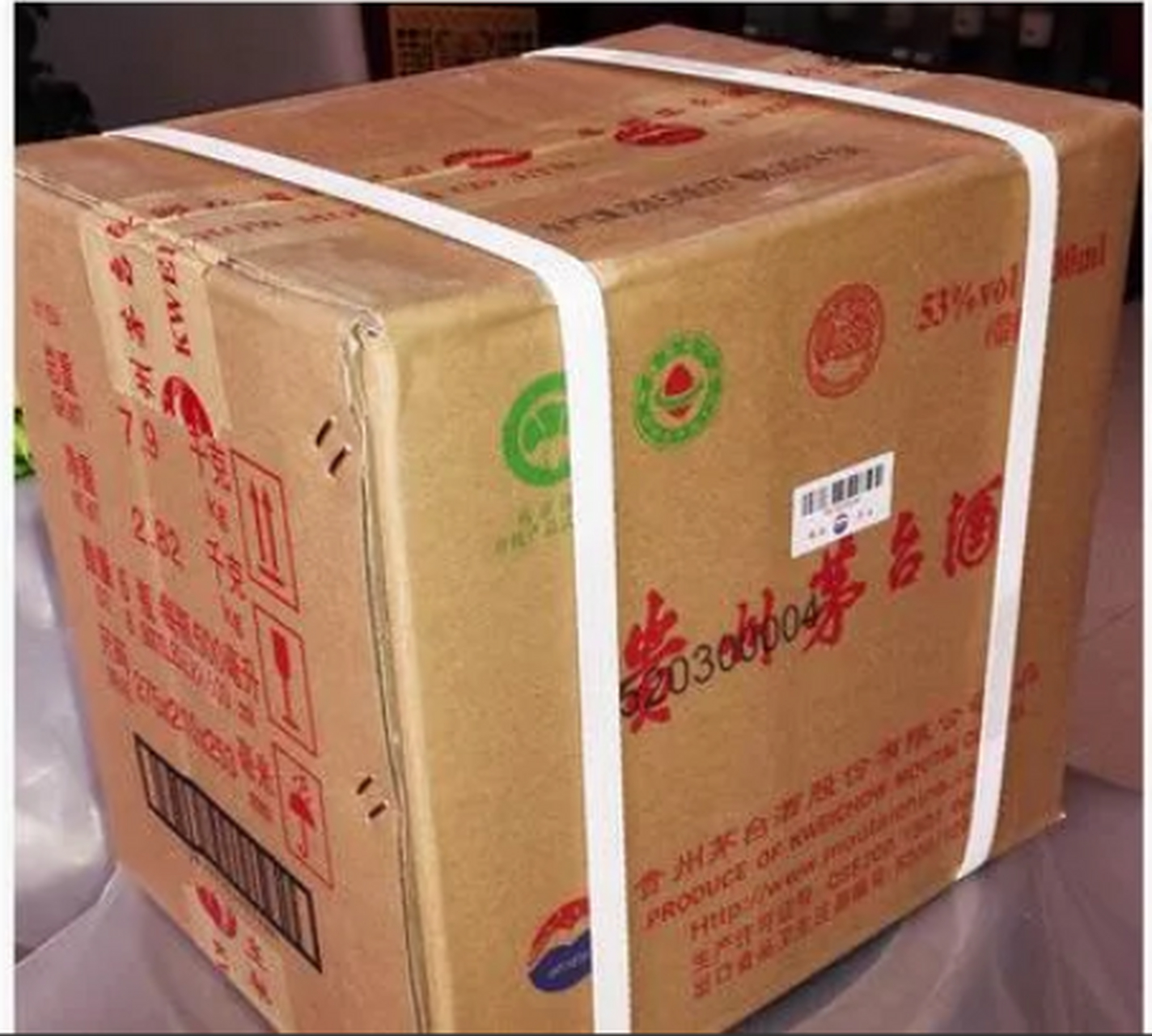 云南昆明,男子买了一箱茅台酒,花了19800元,店家信誓旦旦地说这是原箱