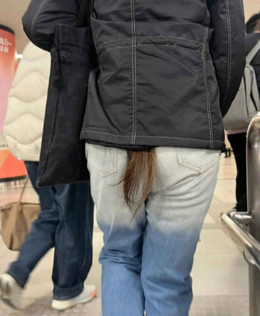 这女的长尾巴拉.