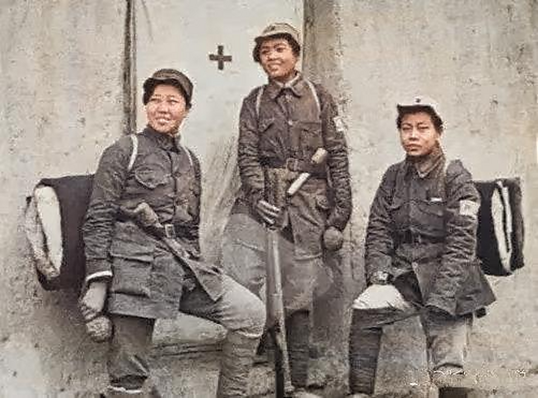 抗战时期三位整装待发的八路军女战士,照片中她们留着齐耳短发,穿着