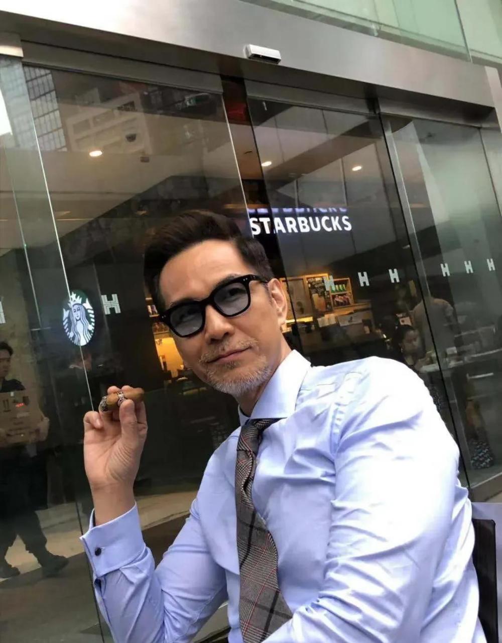 领动计划# 香港著名男星陈启泰的生活照,他今年他已经57岁了,状态