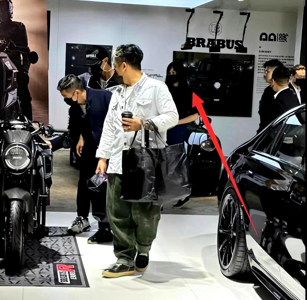 吴尊夫妇亮相车展,林丽莹戴口罩素颜出镜,小腹平坦未怀三胎.