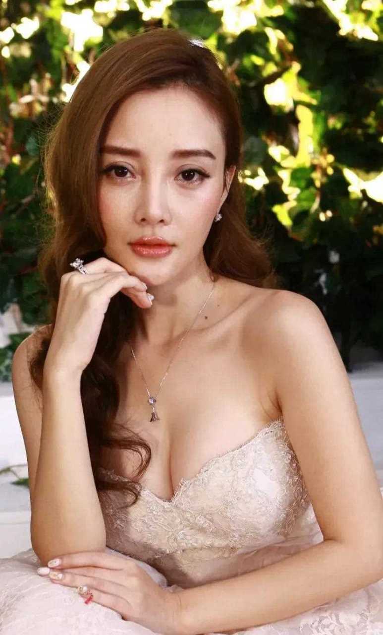 李小璐最喜欢《私人订制》她和范伟老师的水中互动那场戏