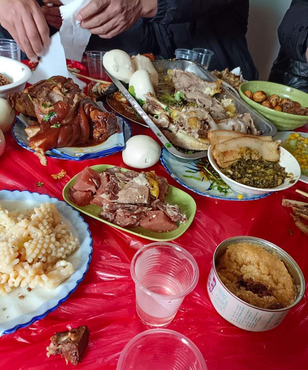 网友:今天去吃席,一桌都是大爷,都在忙着喝酒,我实在是吃不过来呀[额]