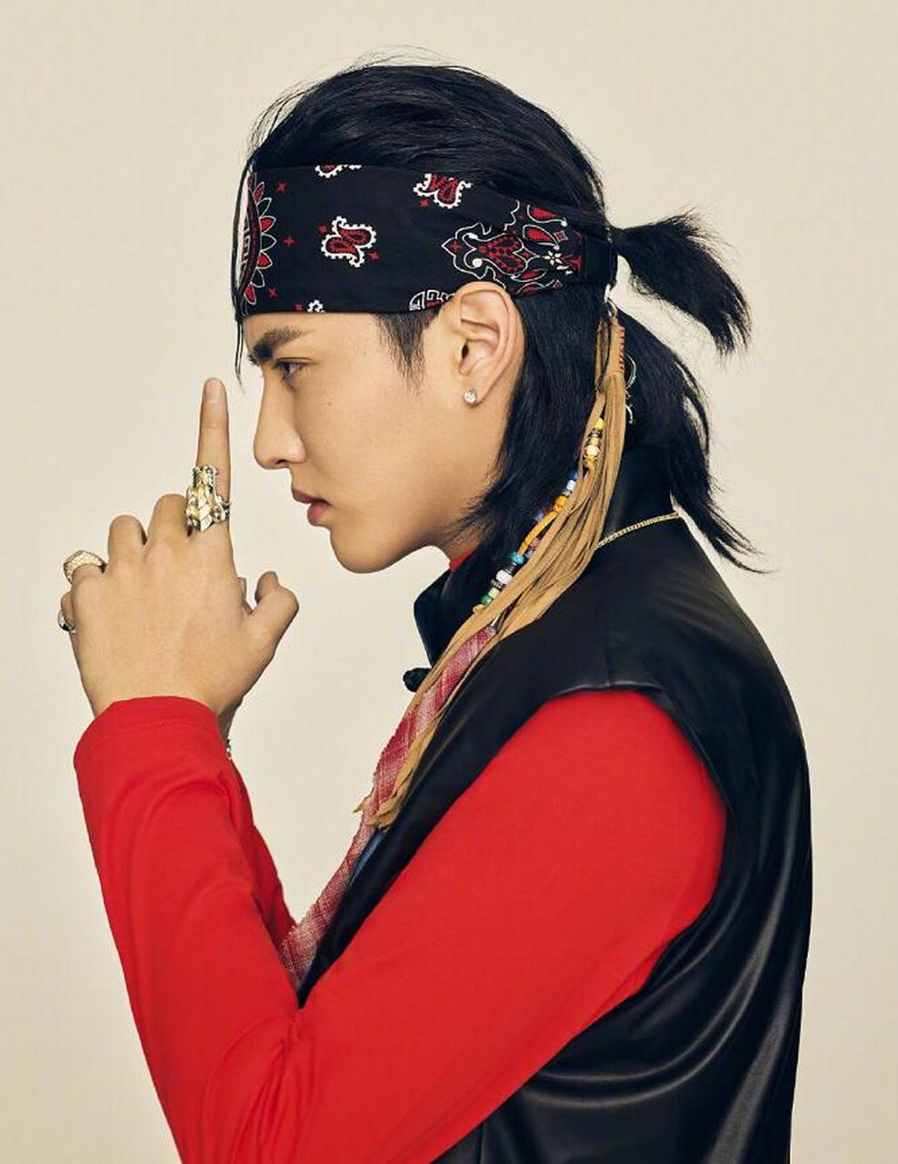 吴亦凡中国风与嘻哈风相结合,印花头巾,盘扣马甲,风情万种,酷帅有型!