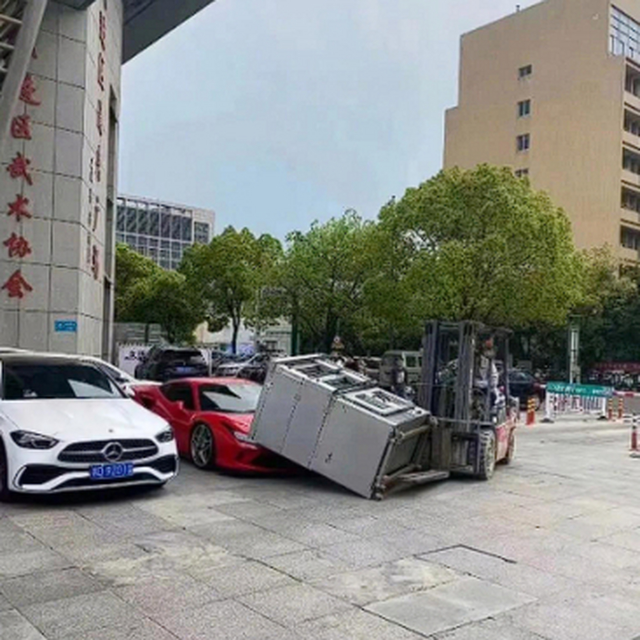 叉車司機腦瓜子嗡嗡的