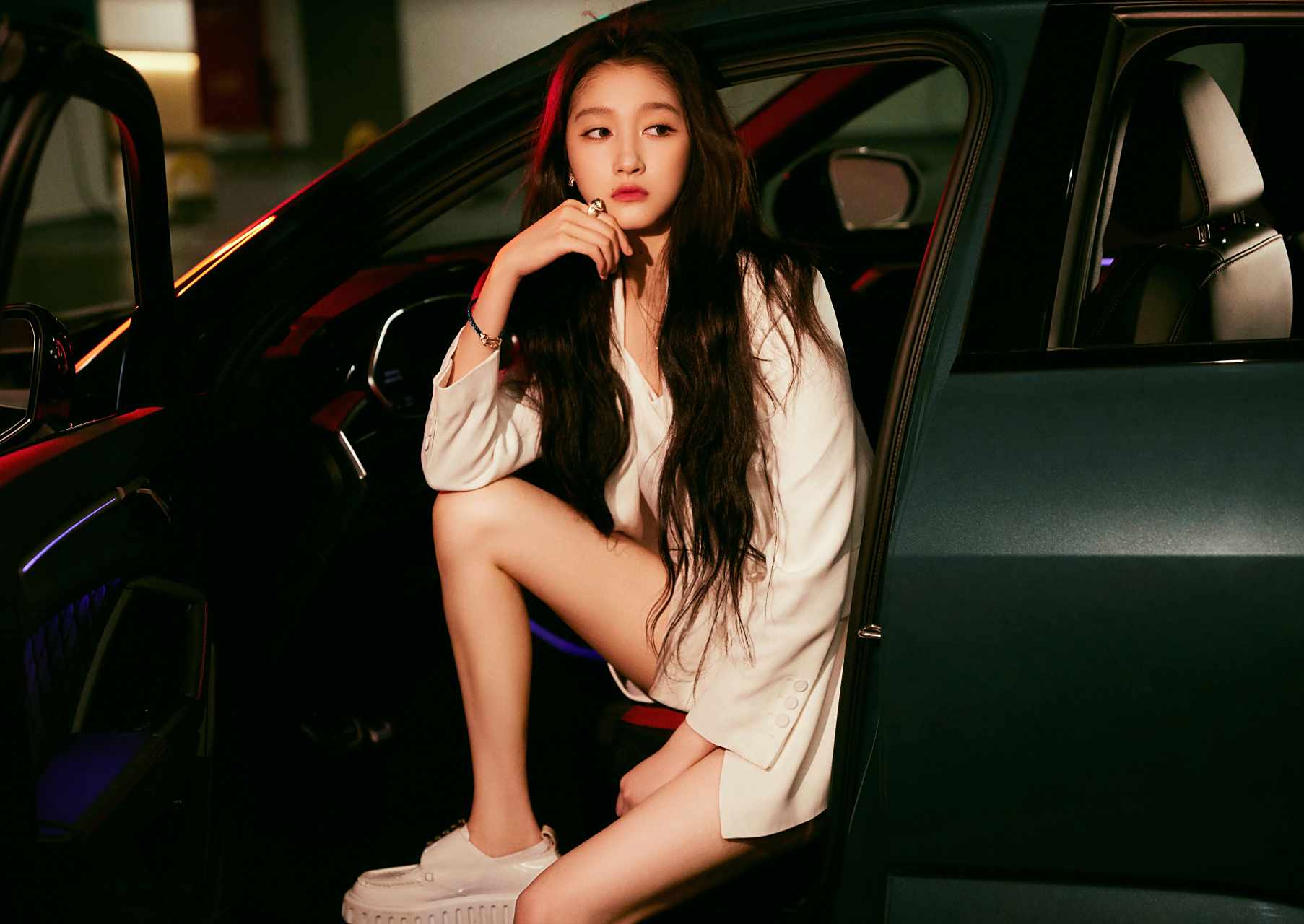 关晓彤白色西装短裤大长腿写真集[三哈]