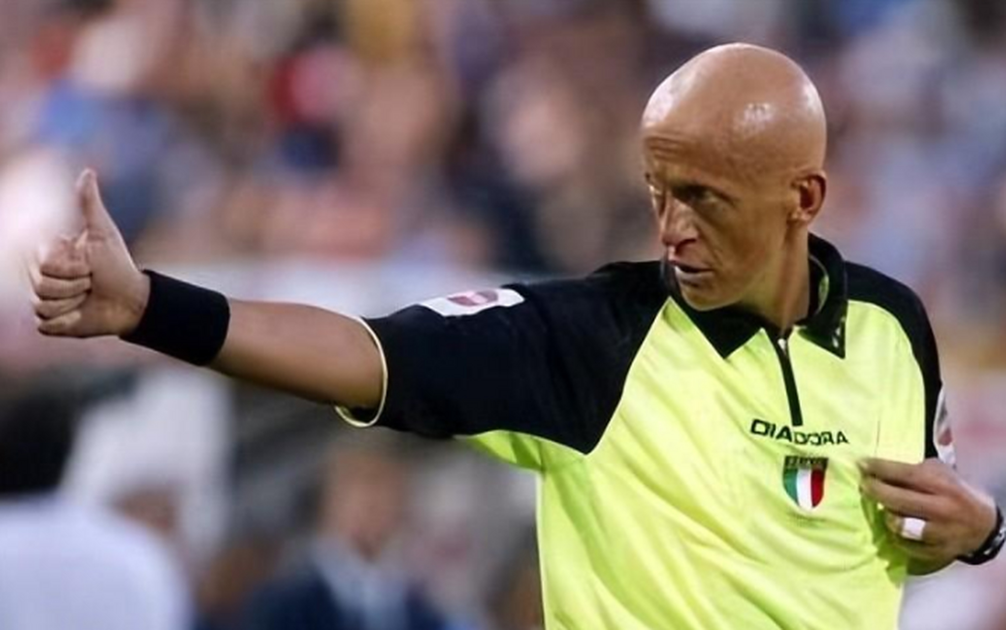 —光头裁判科里纳 卡塔尔世界杯赛场的贵宾席