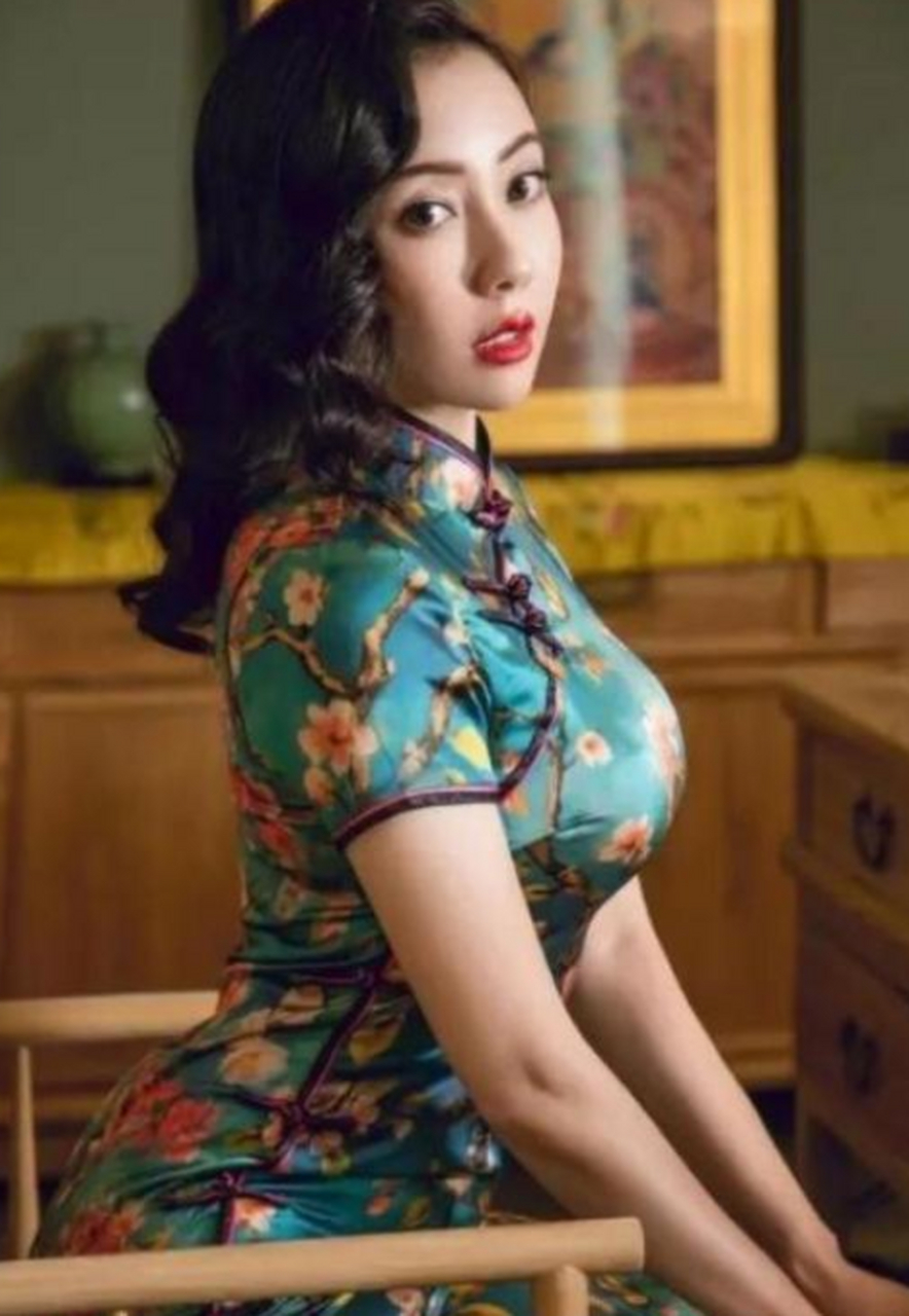 伊娃呢,俄罗斯美女,身材好,就喜欢才的羿光吧,所以她觉得自己虽然跟