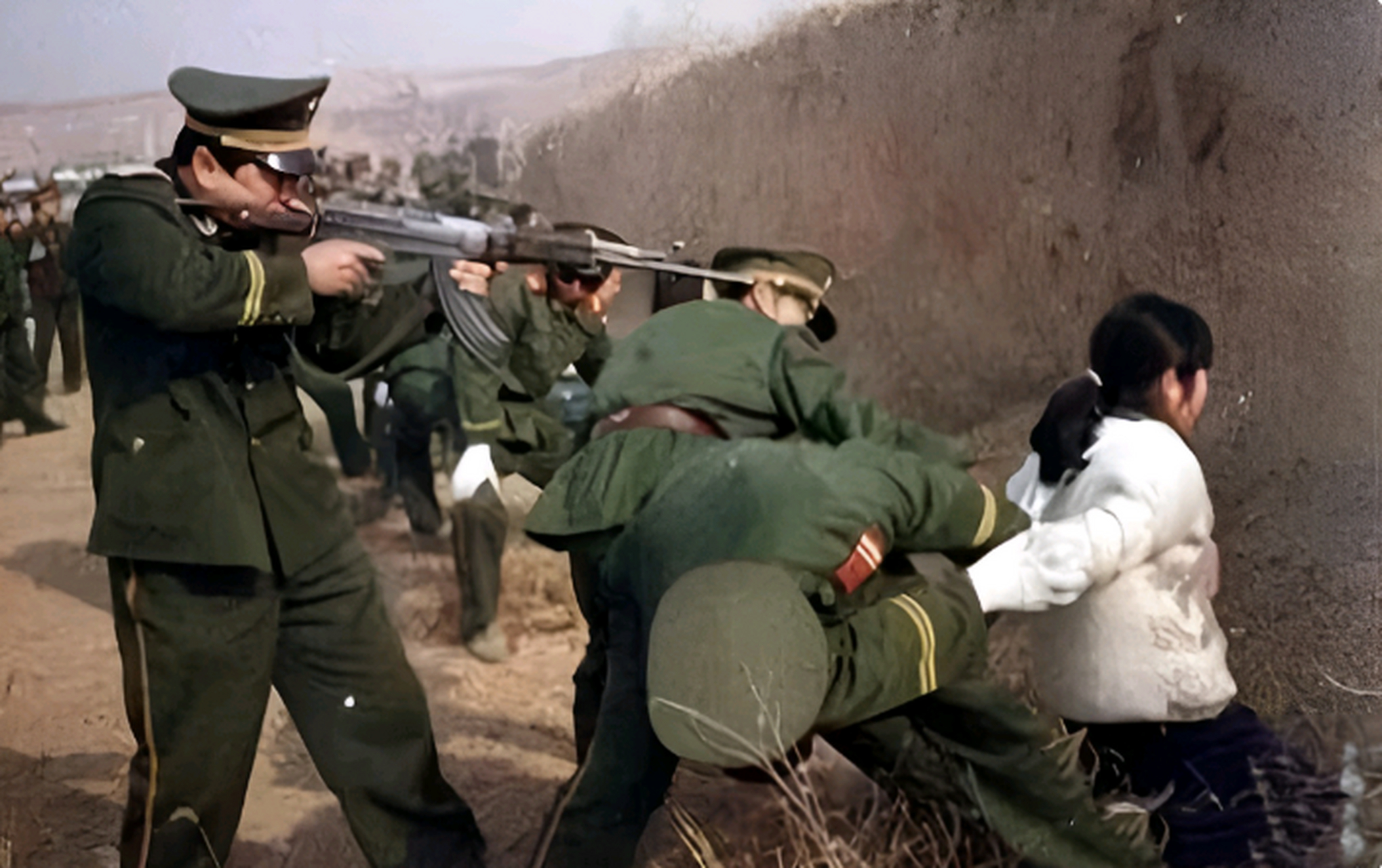 1995年,正被执行死刑的女犯陆金凤.