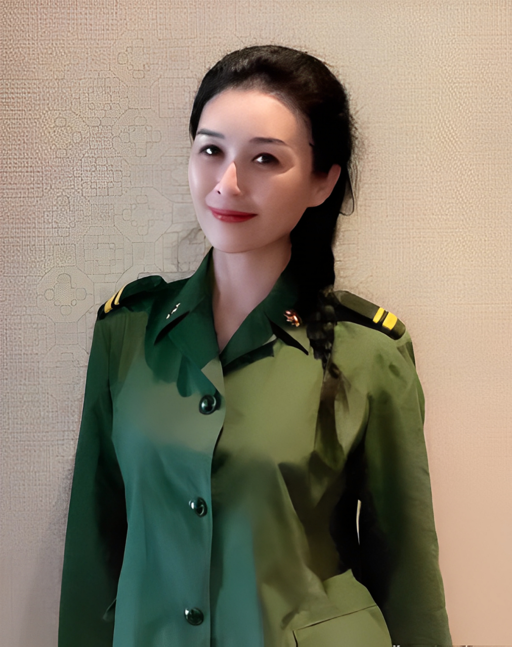 90年代在天安门广场的一张老照片,照片中这位女青年是一位女兵,她身穿