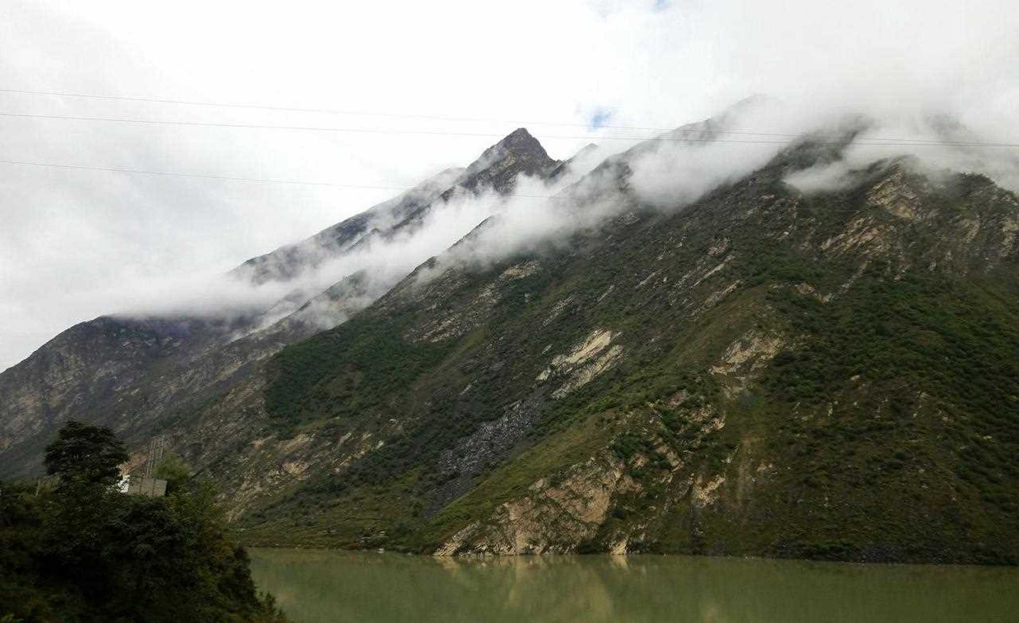 叠溪海子,又名松平沟,有"小九寨"之称,位于四川省阿坝藏族羌族自治州