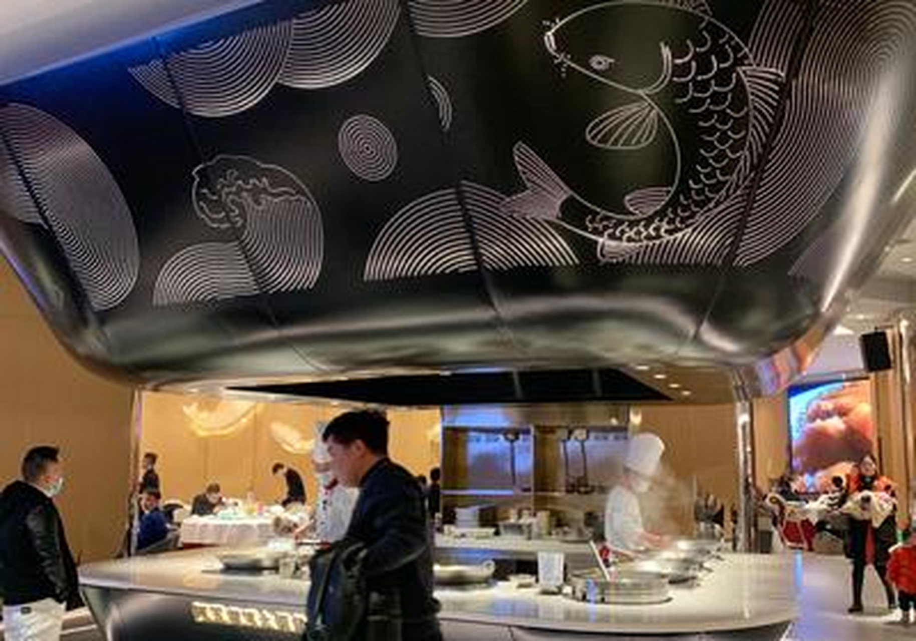 阿五黄河大鲤鱼陇海西路重装开业的新店, 一推门的感觉,灯火辉煌流光