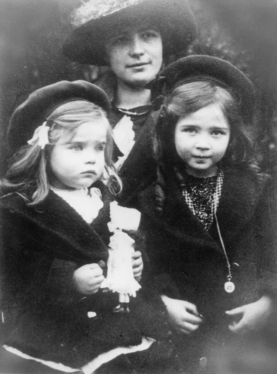 从左到右分别是埃莱娜,弗朗索瓦丝和西蒙娜·德·波伏瓦.