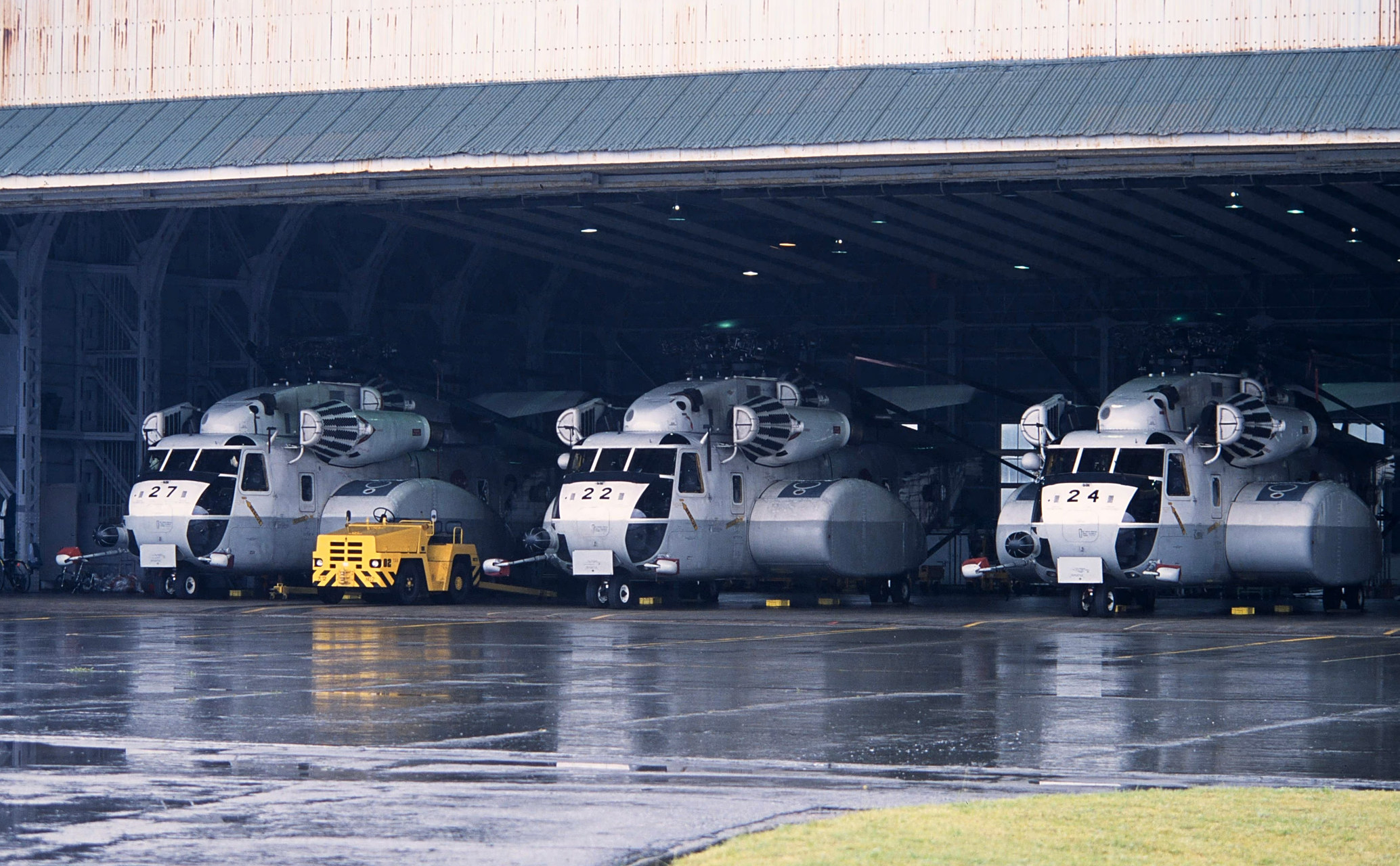 日本海上自卫队曾经装备的mh-53e海龙直升机,主要用于反水雷作业,目前