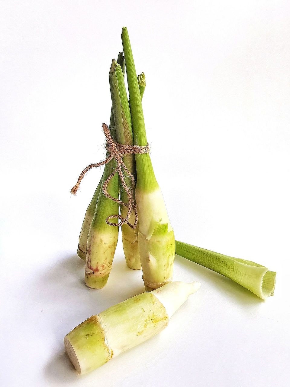 茭白功效与作用如下:  1,缓解疲劳:茭白的碳水化合物能产生4000cal/g