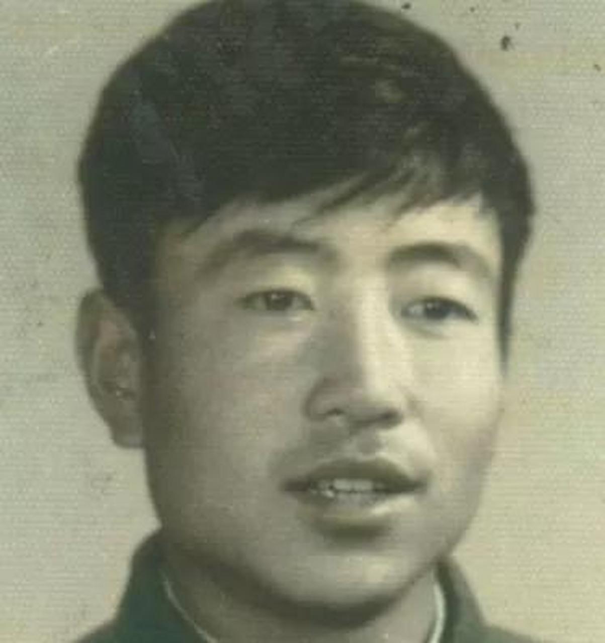 北京西郊的一处偏僻树林里,有着"京城第一顽主"之称的小混蛋周长利死